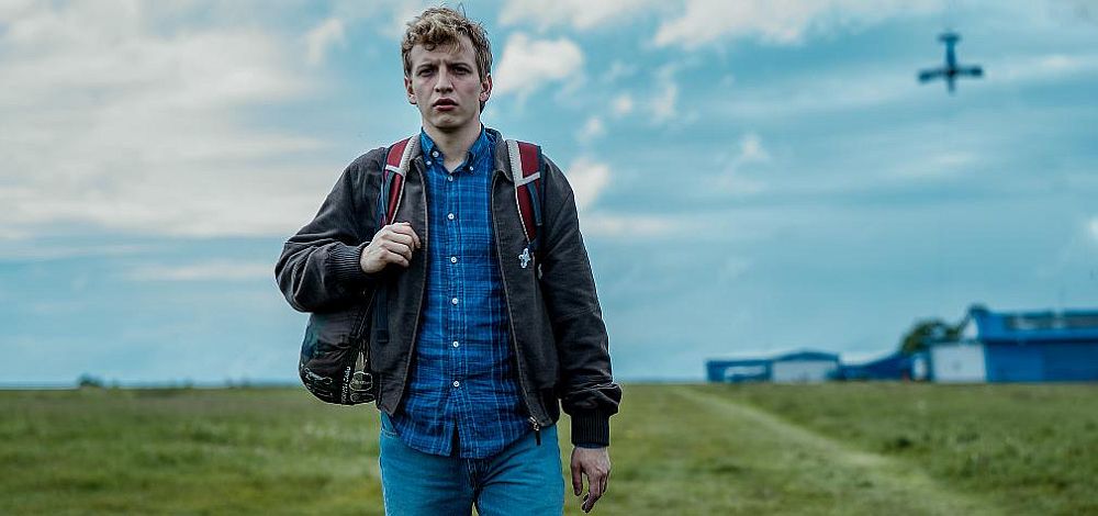 Kadr z filmu Polot - Maciej Musiałowski na lotnisku w Aleksandrowicach