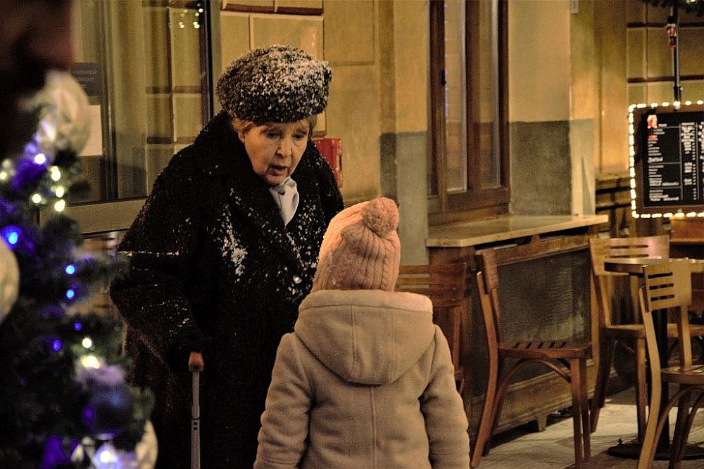 Na planie filmowym Uwierz w Mikołaja - Marta Lipińska w scenie na bielskim dworcu