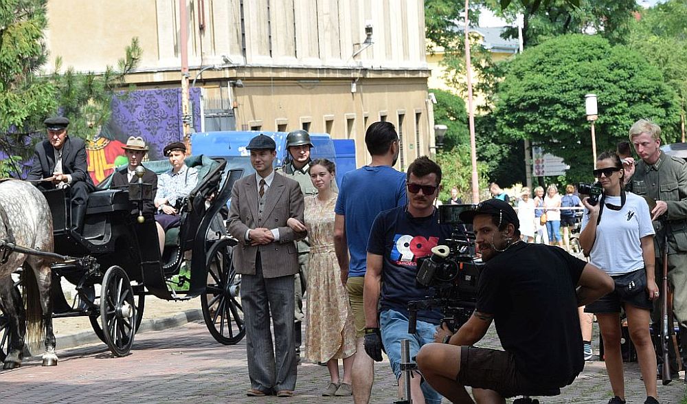 Sceny z planu filmowego Wojenne dziewczyny - ulica Krasińskiego 