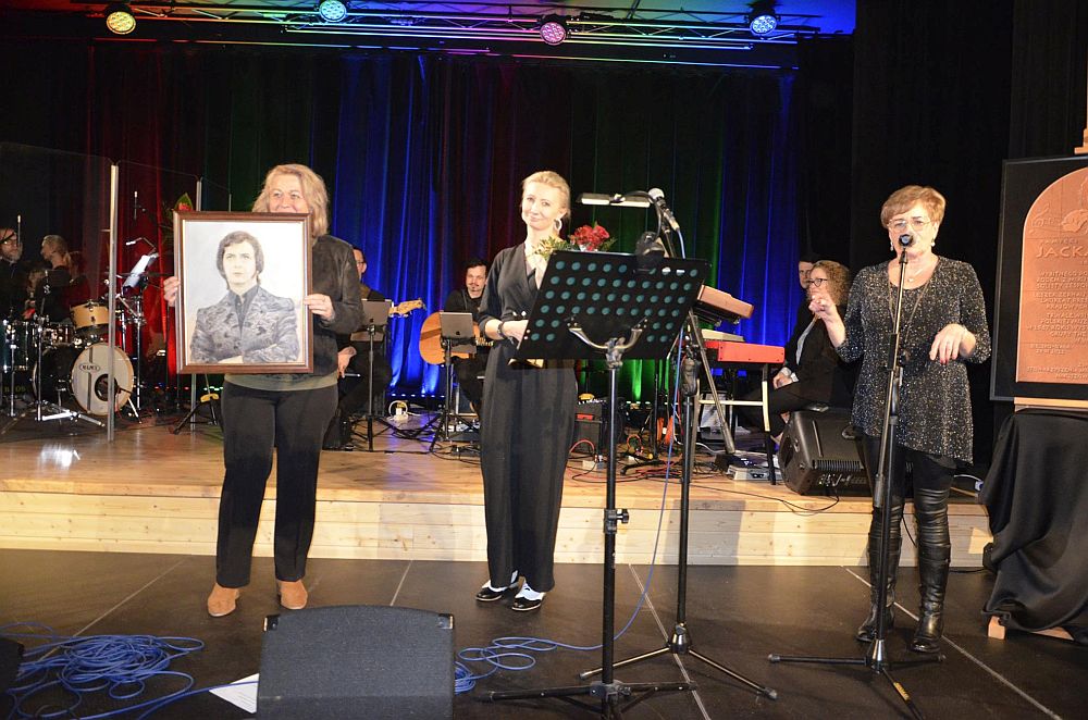 Fani przekazali portret Jacka Lecha na ręce Agnieszki Kaweckiej