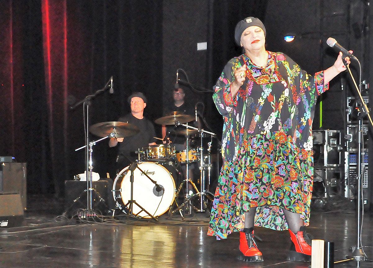 Łobaszewska jest kompozytorką i wokalistką, prezentującą brzmienia z pogranicza różnych gatunków, w tym – jazzu, rocka i folk-music/ fot. Zbigniew Lubowski