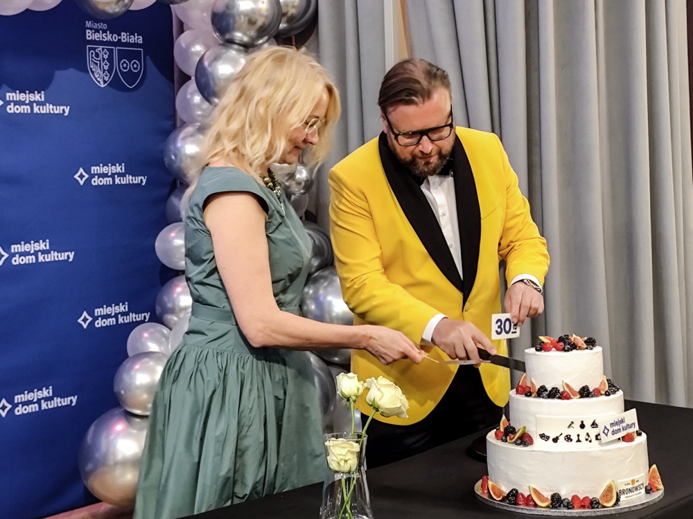 Symboliczny tort jubileuszowy 30 lat Miejskiego Domu Kultury