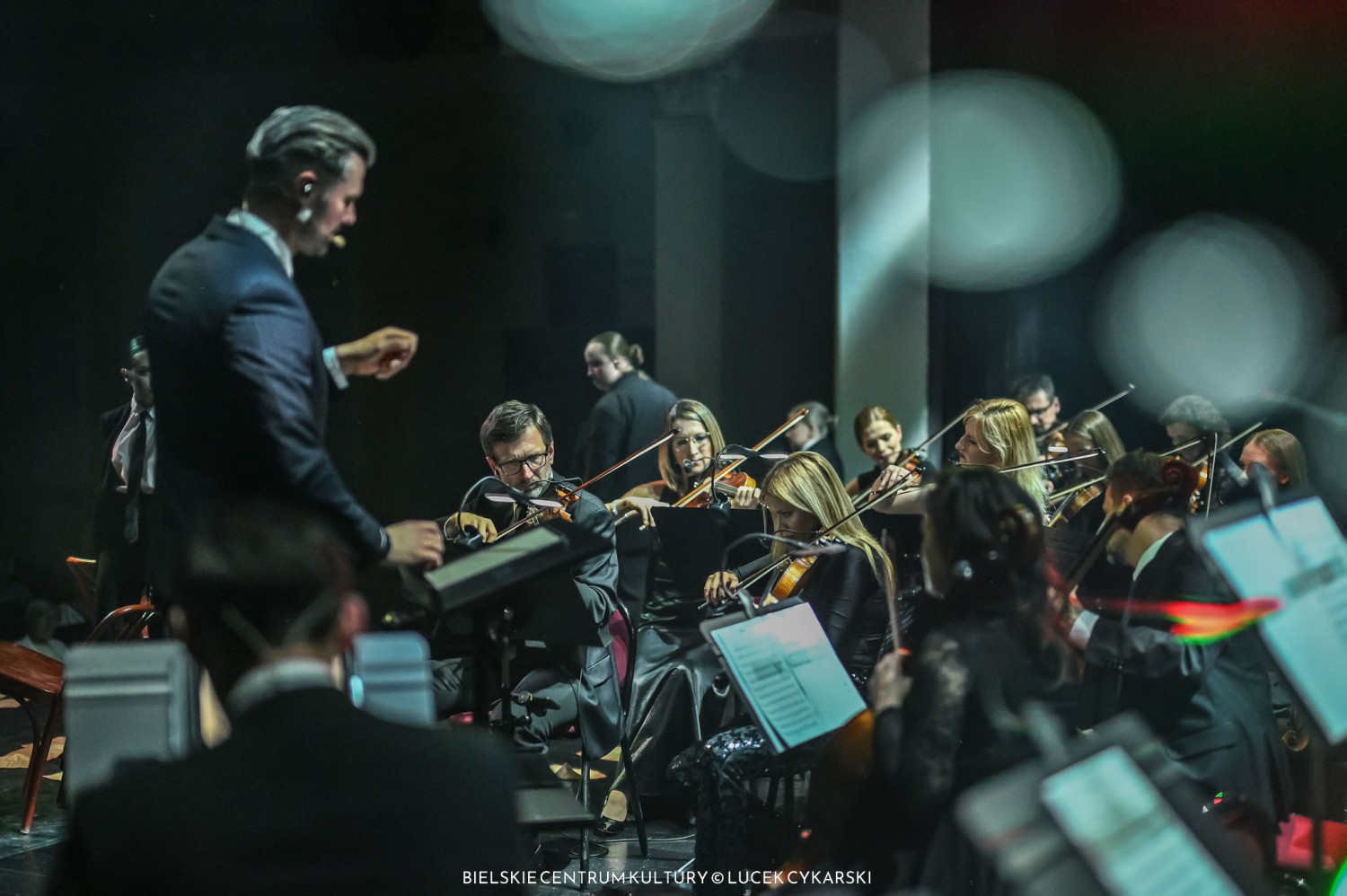 Bielska Orkiestra Kameralna pod dyrekcją Mateusza Walacha. Bielska Orkiestra Kameralna