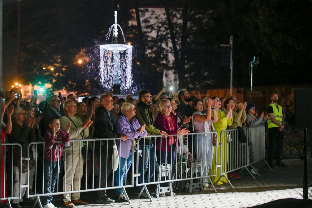 Tłumy pod Teatrem Polskim