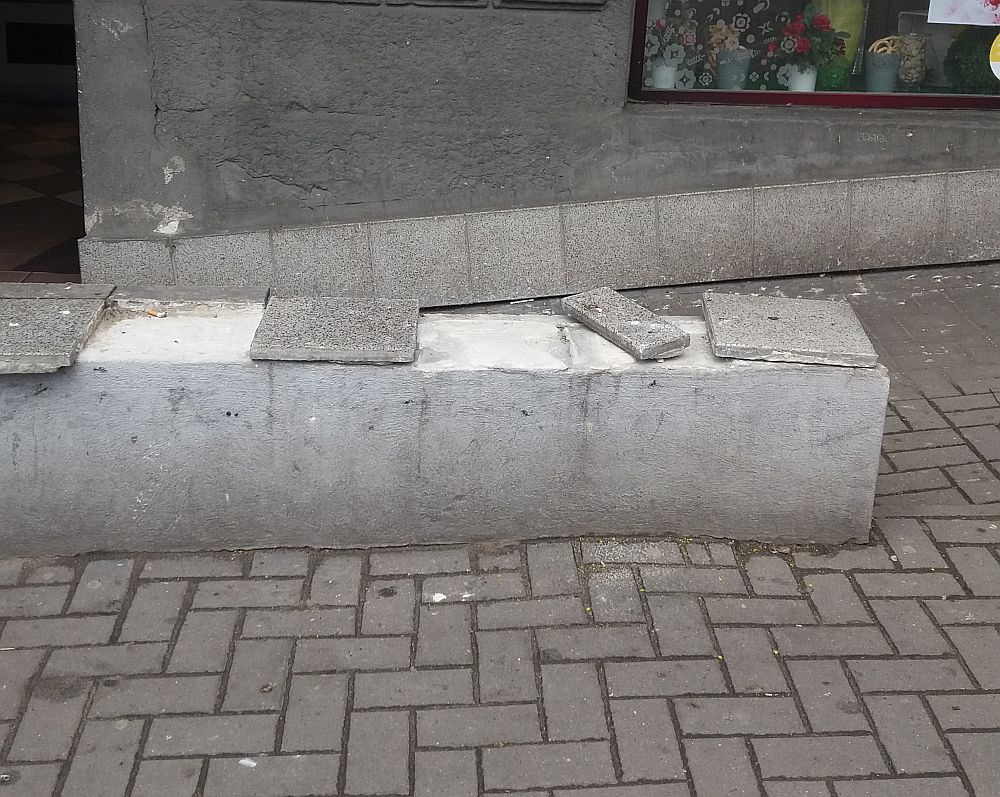 Zniszczony murek na przystanku przy ulicy 3 Maja