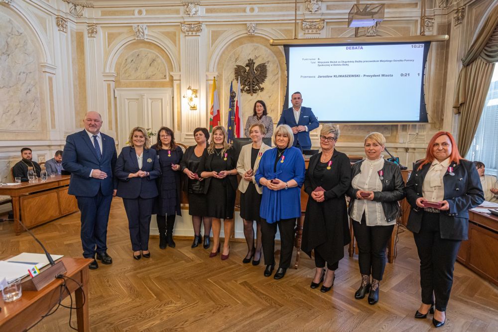 Medale dla pracownic bielskiego MOPS-u / fot. P. Sowa / wydz. prasowy UM
