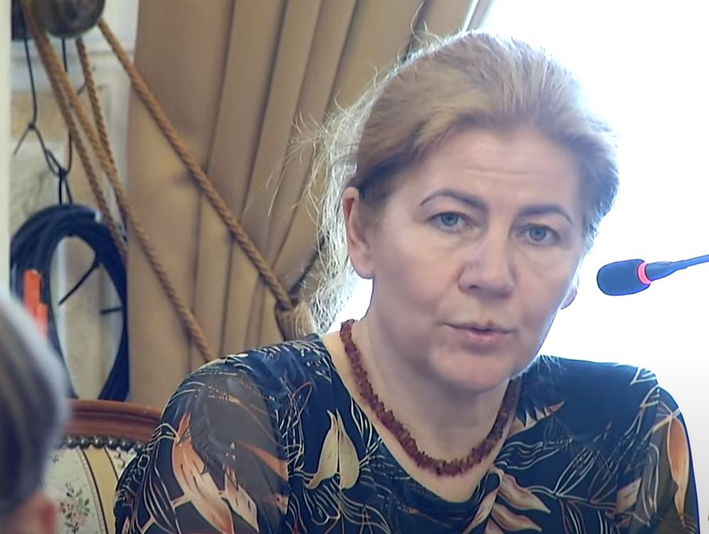 Urszula Szabla - Trzymanie w dłoni obrazka z wizerunkiem papieża i wieszanie jego podobizny na ścianach instytucji publicznych nie odmieni oblicza tej ziemi