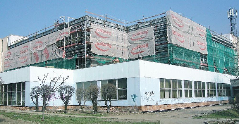 fot. bielsko.biala.pl Rok 2014 - usuwanie azbestu ze elewacji szkoły na osiedlu Beskidzkim