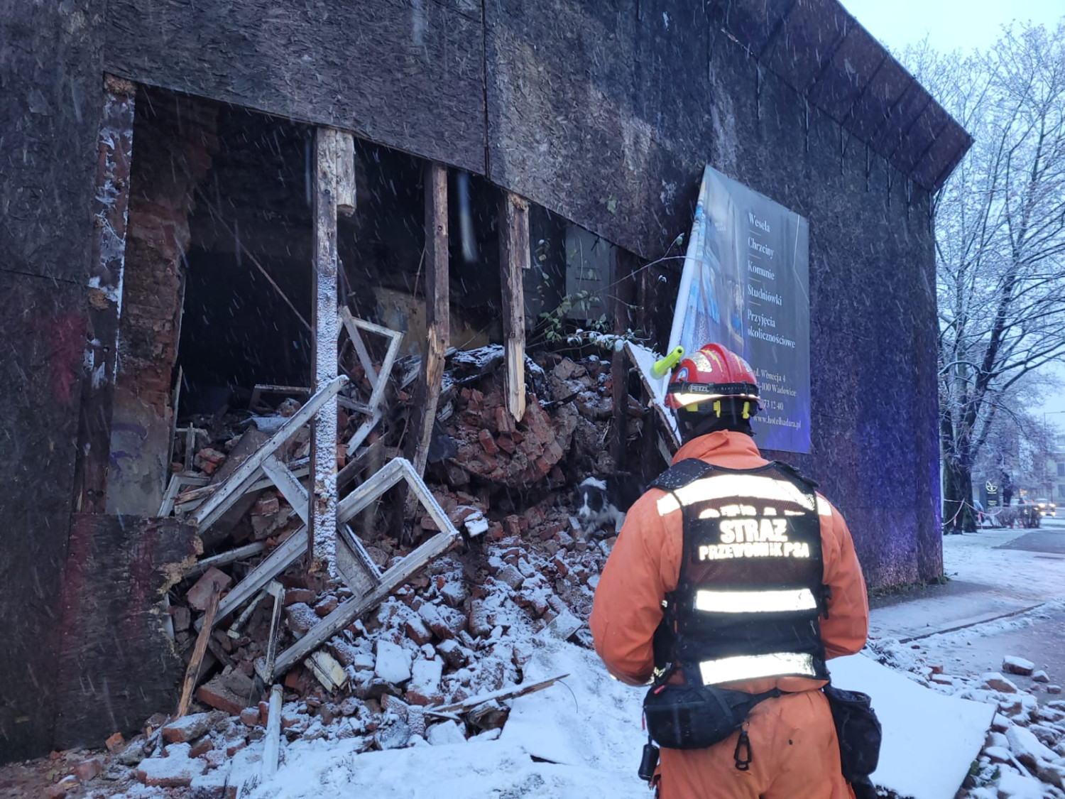 Zawalona ściana kamienicy