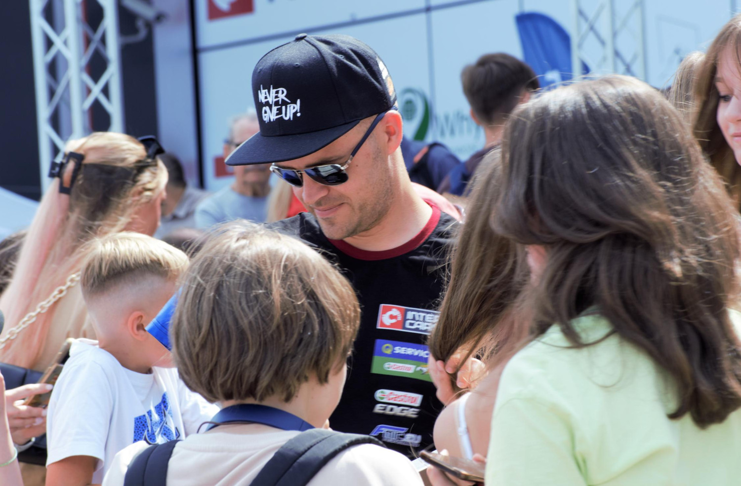 Bartosz Ostałowski wśród swoich fanów