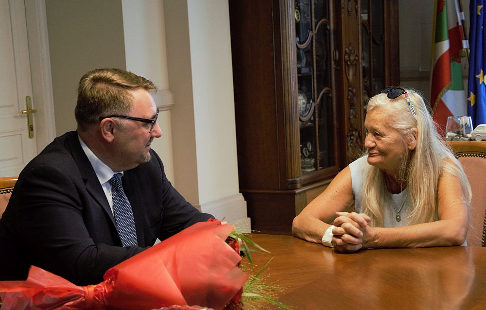 Prezydent Jarosław Klimaszewski rozmawia z panią Dorotą Kostyłą