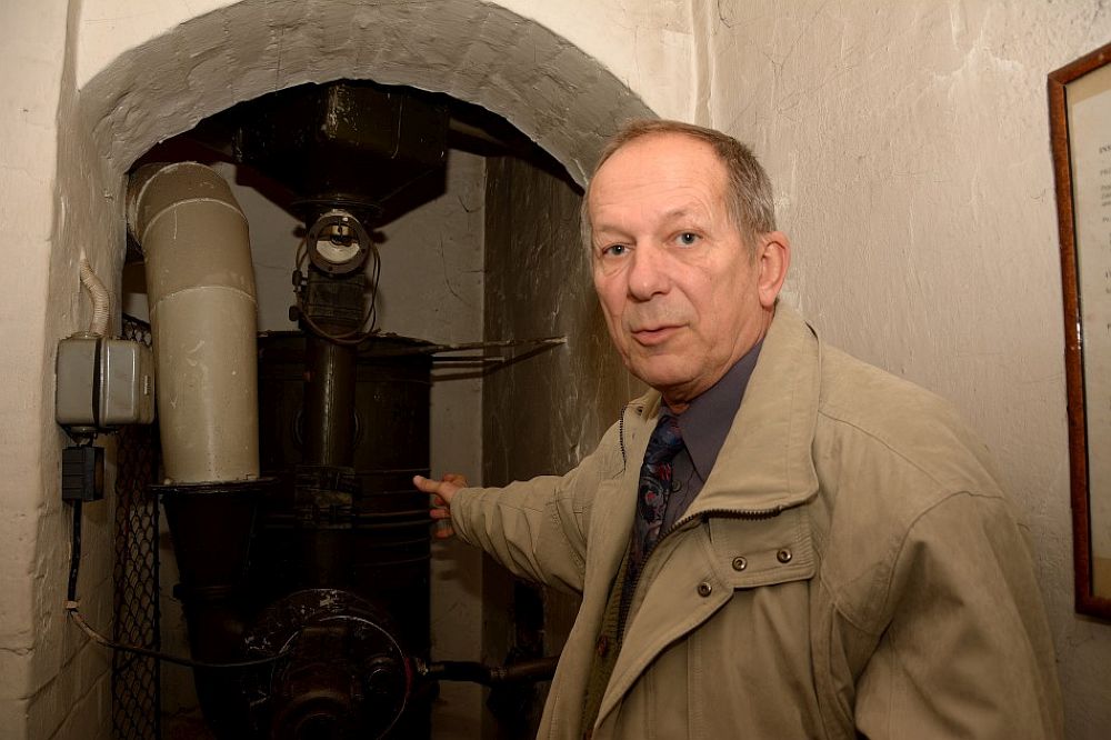 Rok 2015. Mieczysław Krężel z Urzędu Miejskiego w Bielsku-Białej prezentuje wyposażenie jednego z bielskich schronów