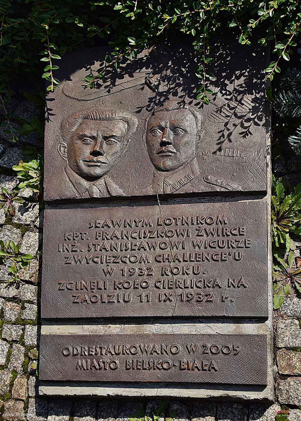 Tablica pamiątkowa umieszczona na pomniku w 2005 r.