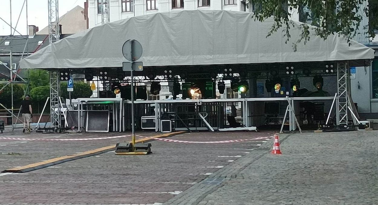 Trwa budowa sceny na placu Ratuszowym