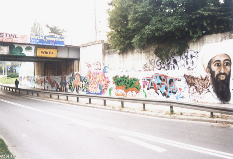 Wiadukt nad ulicą PCK- graffiti wykonane w roku 2003. Usunięte po interwencji ówczesnego radnego Stanisława Pięty
