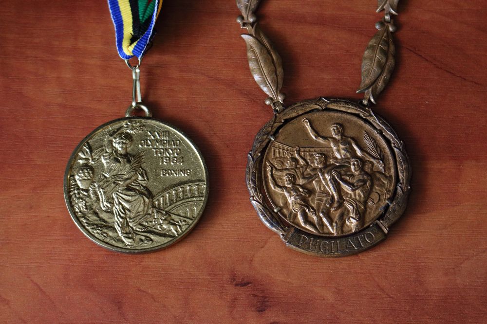 Złoty medal z Rzymu z 1960 r. i replika złotego medalu z Tokio 1964 r.